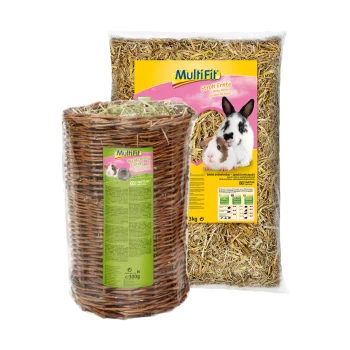 Ein Bündel Stroh und ein gewebter Kaninchen-Tunnel von MultiFit, bestehend aus einem 3 kg Strohbeutel und einem 300 g Tunnel, beide mit Informationen zur Tierpflege beschriftet.