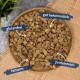 Holzschale mit kleinen braunen Leckerli-Würfeln; deutsche Beschriftungen: 'glutenfrei', 'fettarm', 'gut bekömmlich', 'proteinreich'.