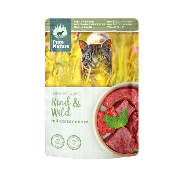 Katzenfutterverpackung mit einer getigerten Katze auf einer Wiese, mit einer Schale rohem Fleisch und dem Text "Rind & Wild mit Katzenminze."