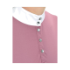 Nahaufnahme eines rosa Haustierhemdes mit einem weißen Kragen und dekorativen silbernen Knöpfen.