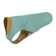 Eine gesteppten Hundejacke in Teal mit braunem Innenfutter, mit einer Seitentasche und einem kleinen Etikett im Kragenbereich.