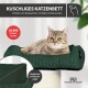 Getigerte Katze auf grünem Cord-Katzenbett auf dem Kratzbaum; sichtbarer Text: 'KUSCHLIGES KATZENBETT' und '35.000 Scheuertouren'.