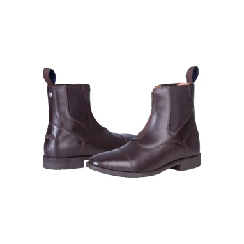 Braune Leder-Reitstiefel mit elastischen Seitenteilen und einem Reißverschluss, mit einer abgerundeten Spitze und einem kleinen Logo an der Ferse.