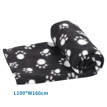 Schwarze Haustierdecke mit weißen Pfotenabdrücken, Maße L100 x B160 cm, teilweise aufgerollt.