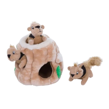 Plüsch-Haustierspielzeugset mit einem gemütlichen Baumstumpf, aus dem zwei kleine Tierchen hervorlugen, und einem Spielzeug-Eichhörnchen daneben.