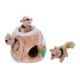 Plüsch-Haustierspielzeugset mit einem gemütlichen Baumstumpf, aus dem zwei kleine Tierchen hervorlugen, und einem Spielzeug-Eichhörnchen daneben.