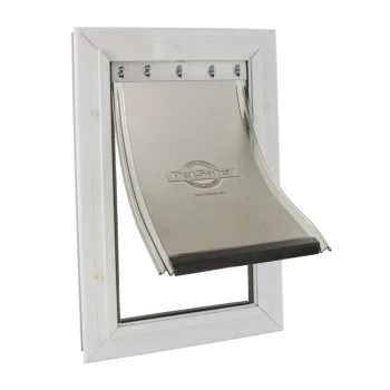 PetSafe Haustiertür mit einer Metallklappe, montiert in einem weißen Rahmen, entworfen für einfachen Zugang für Haustiere.