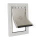 PetSafe huisdierdeur met een metalen klep, gemonteerd in een wit frame, ontworpen voor gemakkelijke toegang voor huisdieren.