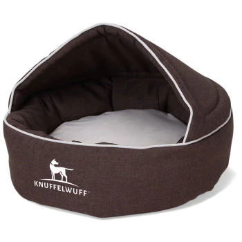 Braunes Haustierbett mit einem weichen Innenraum und einem kapuzenförmigen Design, mit dem Logo "KNUFFELWUFF" an der Seite.