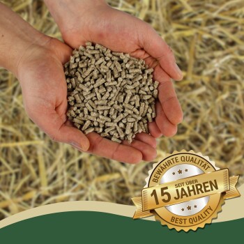 Paar Hände hält kleine Holzpellets über Stroh; ein goldenes Siegel trägt die Aufschriften 'Seit über 15 Jahren', 'Bewährte Qualität', 'Best Quality'.