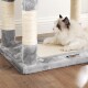 Eine flauschige Katze ruht auf einem grauen Katzenbaum mit sisalumwickelten Kratzpfosten und einer weichen Basis, mit einem schwarzen Logo.