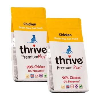 Zwei Tüten Thrive PremiumPlus getreidefreies Katzenfutter, beschriftet mit 'Huhn', mit einer blauen Katzensilhouette und den Angaben '90% Huhn' und '0% Unsinn.'