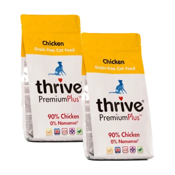 Zwei Tüten Thrive PremiumPlus getreidefreies Katzenfutter, beschriftet mit 'Huhn', mit einer blauen Katzensilhouette und den Angaben '90% Huhn' und '0% Unsinn.'