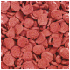 Nahaufnahme von kleinen, runden, rötlich-braunen Haustierfutterpellets, die über eine Oberfläche verstreut sind.