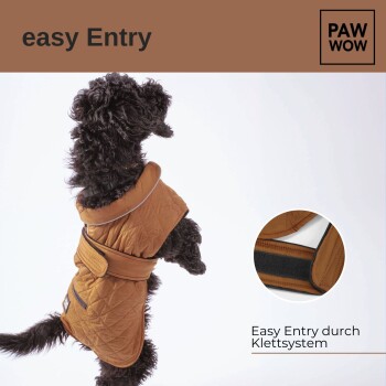 Schwarzer, lockiger Hund in braun gesteppter Jacke mit Klettverschlussöffnung. Sichtbarer Text: 'Einfacher Einstieg', Marke 'PAW WOW', 'Einfacher Einstieg durch Klettsystem'.