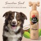 Ein glücklicher braun-weißer Hund neben Pet Head Sensitive Soul Shampoo für empfindliche Haut, angereichert mit Kokos- und Marulaöl.
