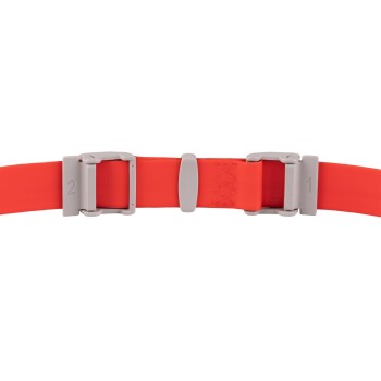 Rotes Haustierhalsband mit grauen Schnallen, mit den Zahlen 1 und 2 auf den Verschlüssen, dargestellt auf einem weißen Hintergrund.