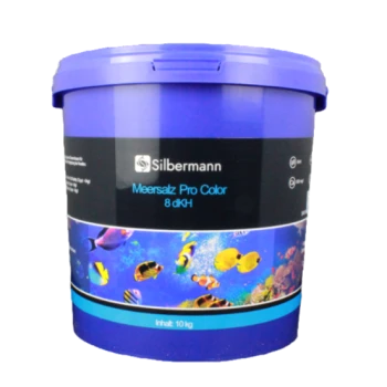 Lila Eimer von "Silbermann Meersalz Pro Color" für Aquarien, beschriftet mit "8 dKH" und "Inhalt: 10 kg", mit buntem Fischdesign.