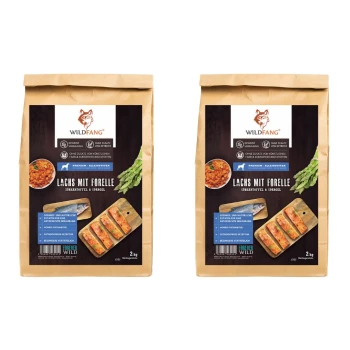 Zwei Beutel Wildfang Hundefutter, beschriftet mit "Lachs mit Forelle", mit Süßkartoffeln und Spargel, jeweils 2 kg.