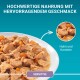 Hochwertige Hundenahrung mit Huhn und Karotten, präsentiert auf einem weißen Teller, mit dem Text "Sensitive" in lila.