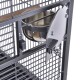 Nahaufnahme eines schwarzen Metallhaustierskäfigs mit einer Edelstahl-Futterschüssel, die an der Seite befestigt ist, mit einem sicheren Schlossmechanismus.