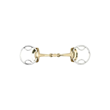 Ein glänzendes, gold- und silberfarbenes Pferdegebiss mit runden Ringen und einem zentralen Gelenk, vor einem weißen Hintergrund präsentiert.