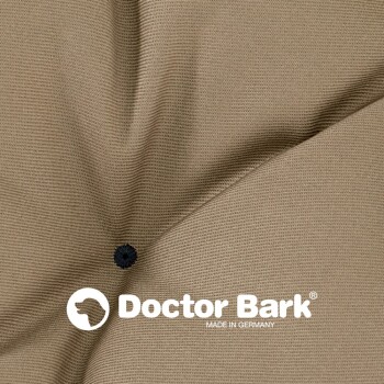 Nahaufnahme eines strukturierten beigen Stoffes mit einem schwarzen Knopf, mit dem Logo "Doctor Bark" und dem Text "MADE IN GERMANY."