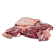 Rohe Fleischstücke, einschließlich Rind und Geflügel, auf einem weißen Hintergrund präsentiert, geeignet für Haustierfutter.