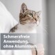 Nahaufnahme einer getigerten Katze mit grünen Augen, die von einer Person gehalten wird; überlagernder Text: 'Schmerzfreie Anwendung, ohne Aluminium.'