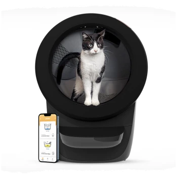 Eine schwarze automatisierte Katzentoilette mit einer Katze, die darin steht, neben einem Smartphone, das eine Schnittstelle einer Haustierpflege-App anzeigt.