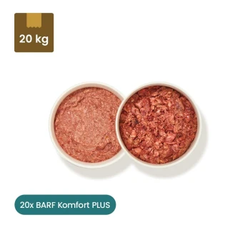 Zwei Pakete rohes Haustierfutter mit der Aufschrift 'Barf Komfort PLUS Rind' und 'Barf Komfort PLUS Huhn' mit einer Schüssel mit Hackfleisch in der Mitte.