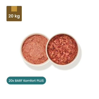 Zwei Pakete rohes Haustierfutter mit der Aufschrift 'Barf Komfort PLUS Rind' und 'Barf Komfort PLUS Huhn' mit einer Schüssel mit Hackfleisch in der Mitte.