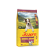 Gelber Josera-Hundefutterbeutel mit Aufschrift 'Salmon & Chicken', Hundebild und Landschaftsillustration; Kennzeichnungen: Adult, Mini, German Quality, 80%.