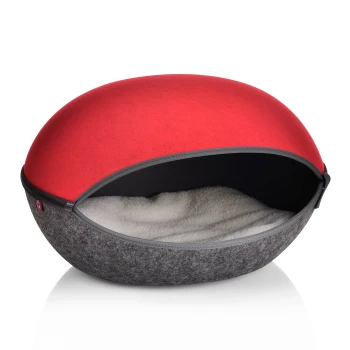 Rote und graue Haustierliege mit abgerundetem Design, mit einem weichen weißen Innenraum und einem offenen Reißverschluss.