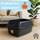 Dunkelgraues, hochwandiges Katzenklo auf dem Wohnzimmerboden, Sofa und Pflanze im Hintergrund; blauer Banner mit der Aufschrift 'Praktisches Sparpaket!'