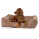 Irish Setter liegt in sandfarbenem Cord-Hundebett mit Vorderpfoten über dem Rand, Lederetikett mit der Aufschrift 'KNUFFELWUFF'.