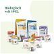 Yarrah Bio-Katzenfutterprodukte angezeigt, einschließlich Säcken mit Katzenfutter für Erwachsene, Dosen und Beuteln, mit dem Text 'Biologisch seit 1992'.