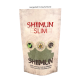 Verpackung von "SHIIMUN SLIM", einem Haustier-Nahrungsergänzungsmittel mit grünem Pulver, mit Text, der natürliche Zutaten und Vorteile hervorhebt.