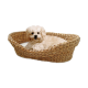 Ein gemütliches, gewebtes Hundebett in natürlicher Farbe, mit einem flauschigen Hund, der bequem darin ruht.
