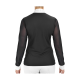 Eine Frau in einem schwarzen Langarmshirt mit einem weißen gepunkteten Kragen, von hinten gesehen, die die Netzärmel des Shirts zeigt.