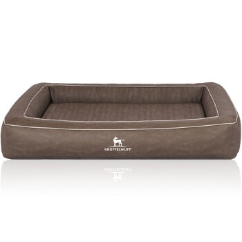 Braunes rechteckiges Haustierbett mit einem gesteppten Innenraum und weißen Kanten, mit dem Logo "KNUFFELWUFF" auf der Vorderseite.