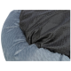 Nahaufnahme eines Haustierbettes mit einem weichen, gesteppten blauen Stoff und einer glatten schwarzen Oberseite mit gepunkteter Textur.