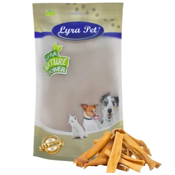 Verpackung von Lyra Pet Hundeleckerlis mit dem Text "Lyra Nature Power" und Bildern eines Hundes, einer Katze und eines kleinen Hundes, mit Leckerlis davor.