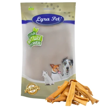 Verpackung von Lyra Pet Hundeleckerlis mit dem Text "Lyra Nature Power" und Bildern eines Hundes, einer Katze und eines kleinen Hundes, mit Leckerlis davor.