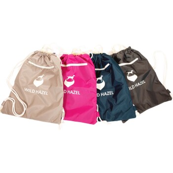 Vier Zugbeutel in Beige, Pink, Marineblau und Dunkelgrau, jeweils mit dem Logo "WILD HAZEL" und einem Hundesymbol.