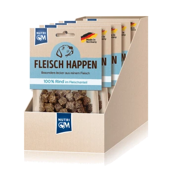 Hundeleckerlis, die in einer Pappschachtel präsentiert werden, mit Verpackung, die mit "FLEISCH HAPPEN" und "100% Rind" sowie "Hergestellt in Deutschland" beschriftet ist.