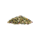 Ein Haufen gemischter Kräuter-Tierfutterzutaten, einschließlich grüner Blätter, getrockneter Blumen und kleiner Pellets, auf einem weißen Hintergrund.