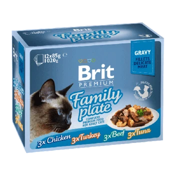 Verpackung von Brit Premium Family Plate Katzenfutter, mit dem Gesicht einer Katze, mit Geschmacksrichtungen: 3x Huhn, 3x Truthahn, 3x Rind, 3x Thunfisch.