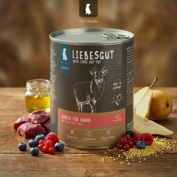 Dose Liebesgut Hundefutter mit Aufschrift 'LIEBESGUT HIRSCH FÜR HUNDE', Hirschillustration, umgeben von Birne, Beeren, Fleisch und Öl.