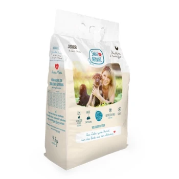 Soft Junior Huhn und Kartoffel 4 kg Eine Tüte mit Schweizer Natur-Hundefutter, die mit "Junior" beschriftet ist, mit einem weichen beigen Design, das ein Kind und einen Hund auf der Vorderseite zeigt.